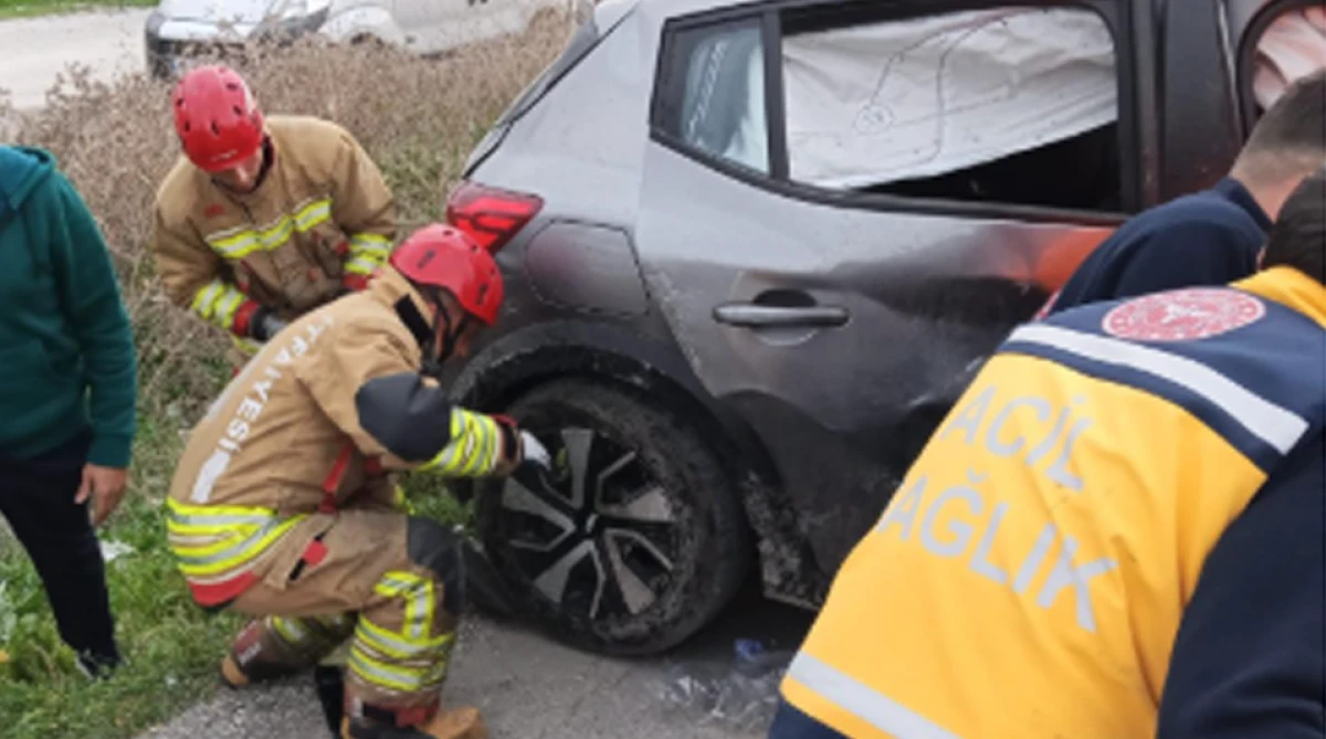 Manisa’da Sürat Yolunda Kaza: Sıkışan Sürücü İtfaiye Ekiplerince Kurtarıldı