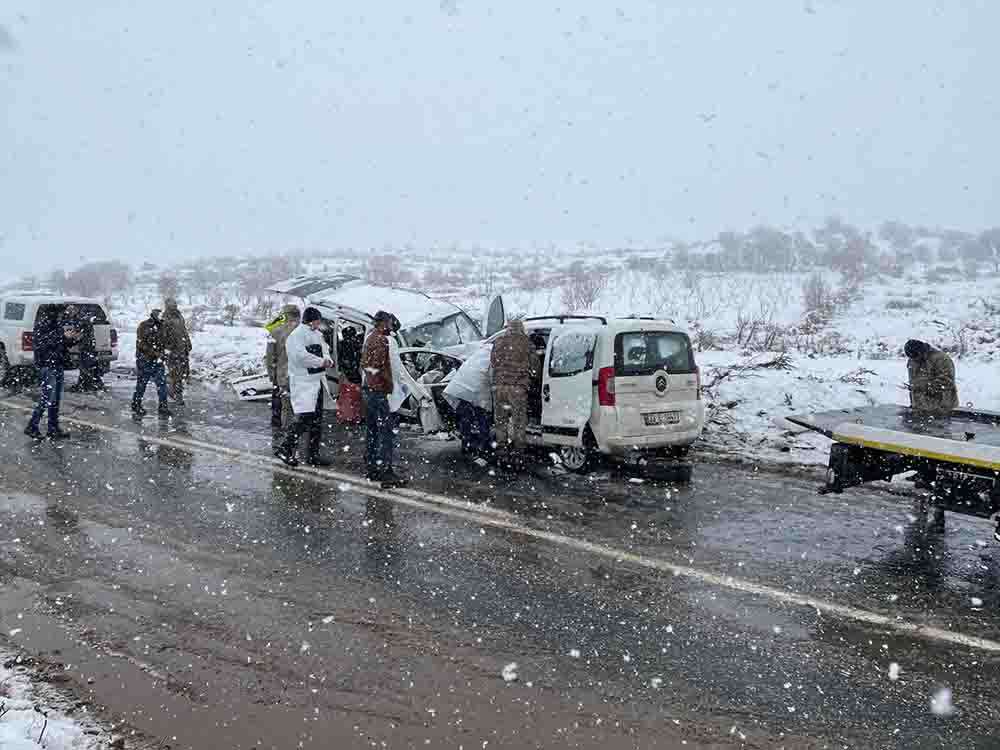 Mardin de iki  aracın çarpıştığı kazada 3 kişi yaşamını  kaybetti, 6 kişi yaralandı. 