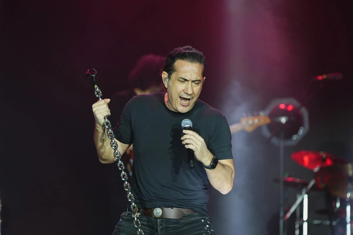 Mardin Festivali&rsquo;nde Kıra&ccedil; ş&ouml;leni: Binlerce kişi şarkılara eşlik etti