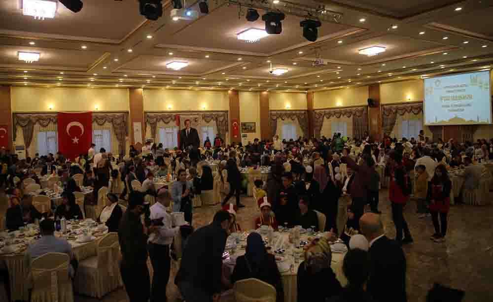Mardin Valisi Demirtaş, yetimlerle iftar yaptı