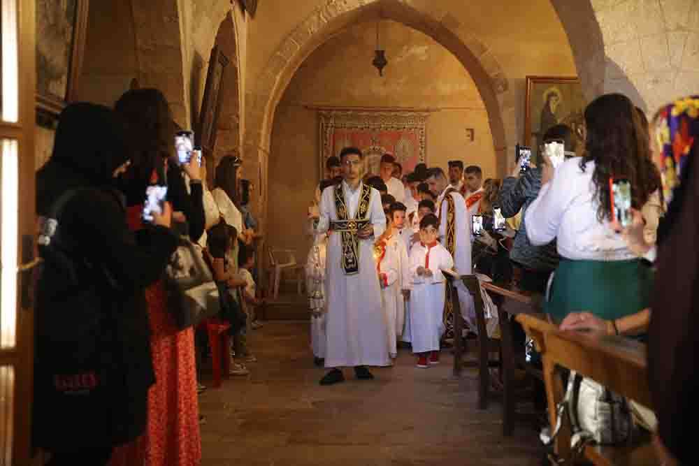 Mardin'de Paskalya Bayramı Kırklar Kilisesi'nde düzenlenen ayinle kutlandı