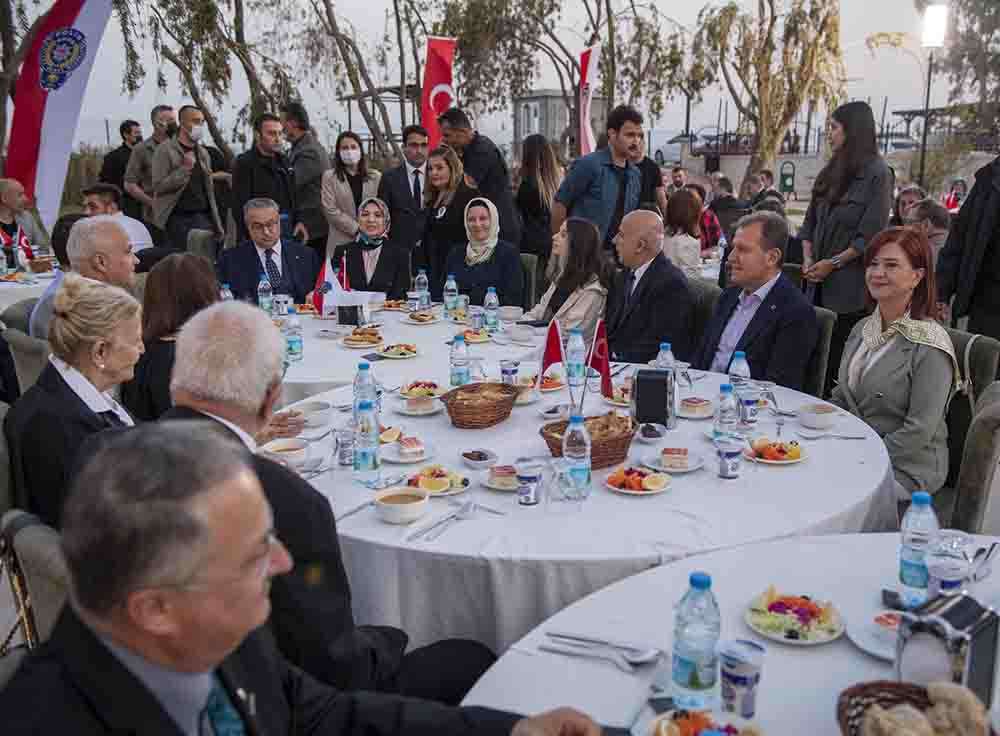 Mersin Büyükşehir Belediye Başkanı Vahap Seçer, iftar yemeğinde emniyet mensuplarıyla bir araya geldi. 