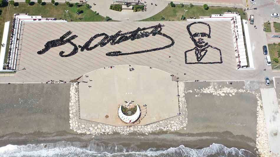 Mersin'de 1919 genç, Atatürk'ün imzası ve silüetini oluşturdu