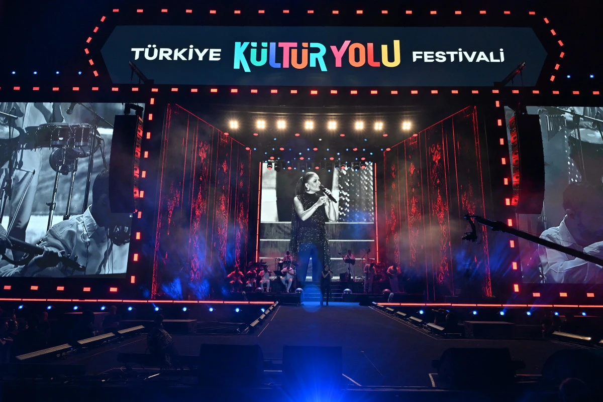 Merve &Ouml;zbey'den Sıcacık Sohbet, G&uuml;&ccedil;l&uuml; Performans! Nevşehir'de Unutulmaz Akşam