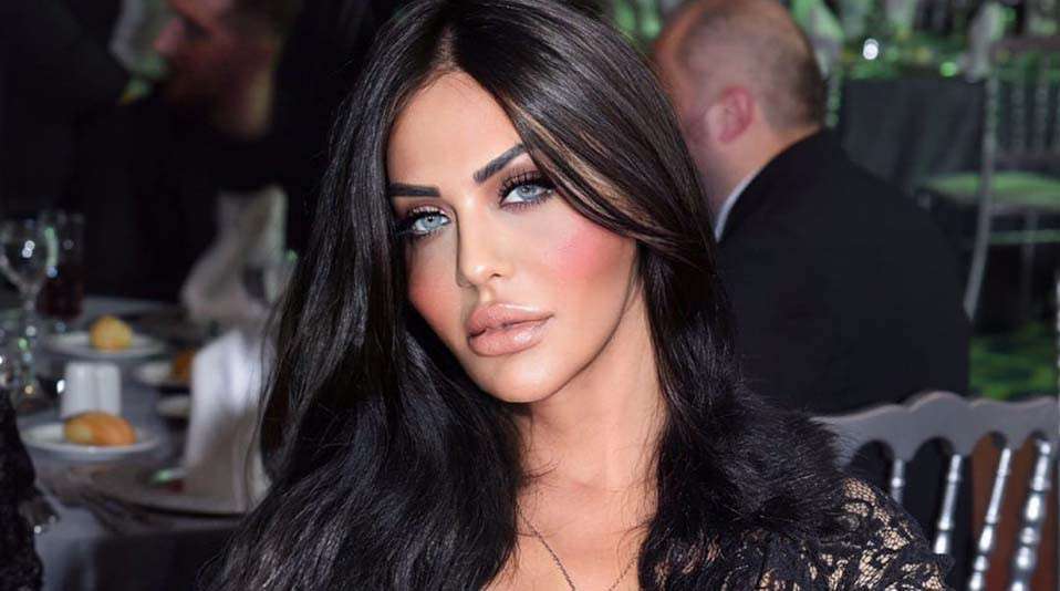 Michaela Astro: Hülya Avşar, Diğer Sanatçılardan Önde