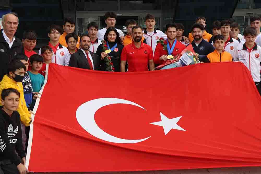 Milli güreşçi Kamaloğlu, Erzincan'da  karşılandı 