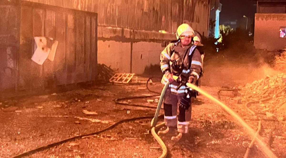 Mobilya Fabrikasındaki Yangın Saatler Sonra Söndürüldü