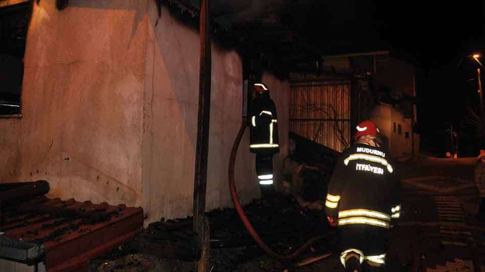Mudurnu'da evinde çıkan yangında dumandan etkilenen kişi hastaneye kaldırıldı
