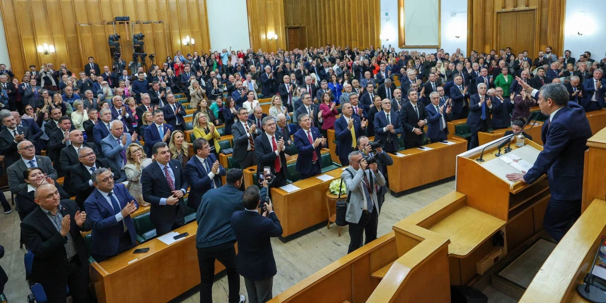 M&uuml;ezzinin Promosyonundan Daire Vurgununa: YENİ Parti Lideri &Ouml;zg&uuml;r &Ouml;zel'den G&uuml;ndemi Sarsan A&ccedil;ıklamalar