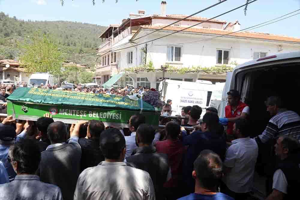 Muğla'da metan gazından zehirlenerek ölen 4 kişinin cenazeleri defnedildi