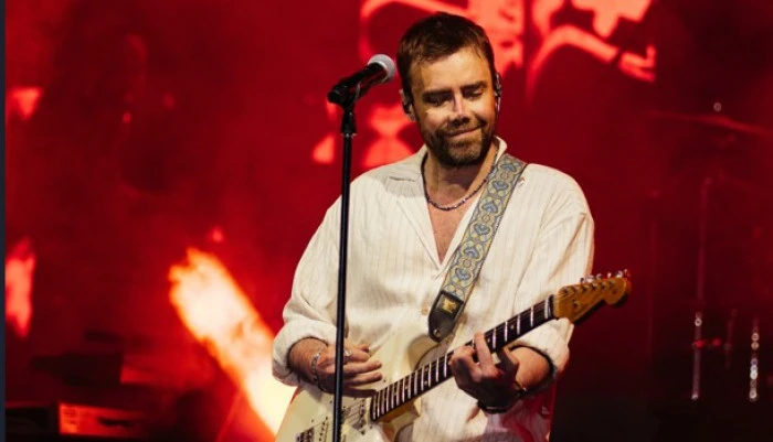 Murat Dalkılı&ccedil; İki Yıl Aradan Sonra &Ccedil;eşme&rsquo;de Fırtına Gibi Esti: Om Paparazzi&rsquo;de Gitarlı Şov!