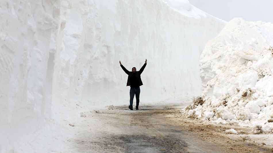 Muş baharda 8 metre karla mücadele ediliyor