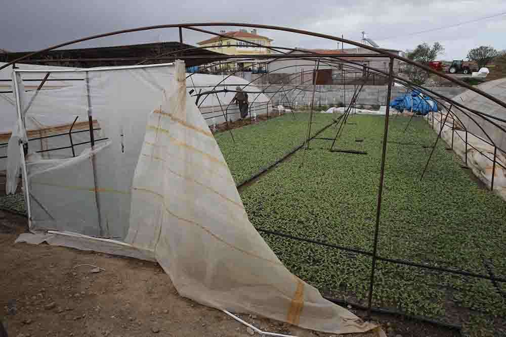 Nevşehir'de fırtına minareyi yıktı, seralara zarar verdi