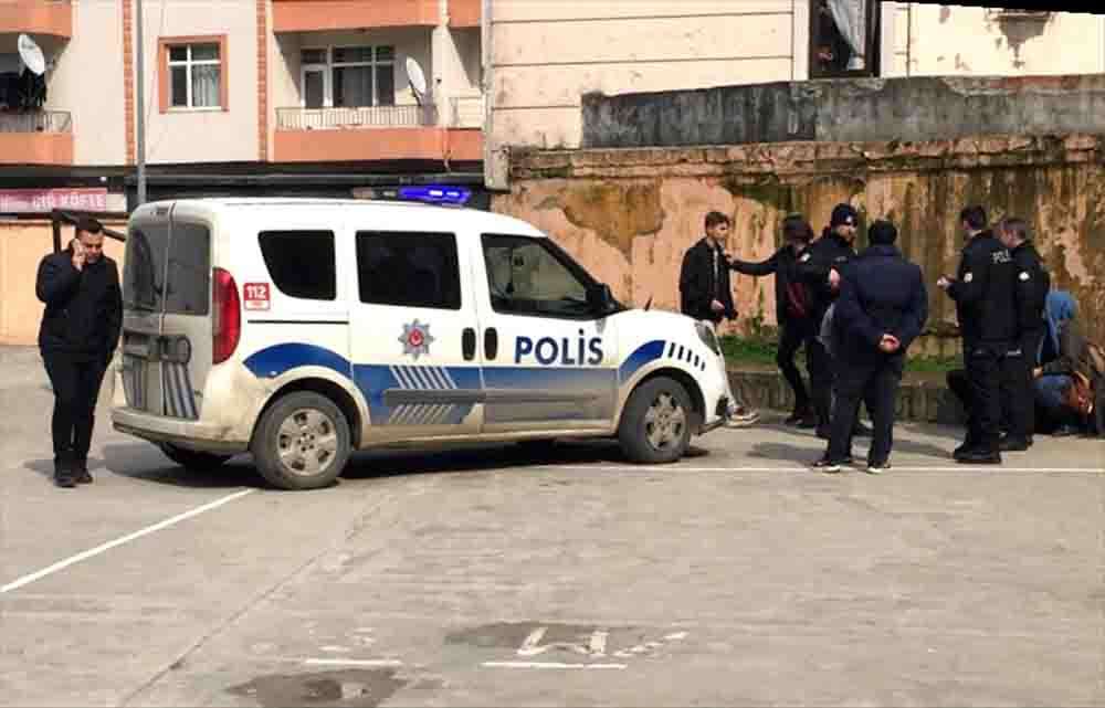 Okul bahçesindeki kavgada 3 kişi yaralandı 