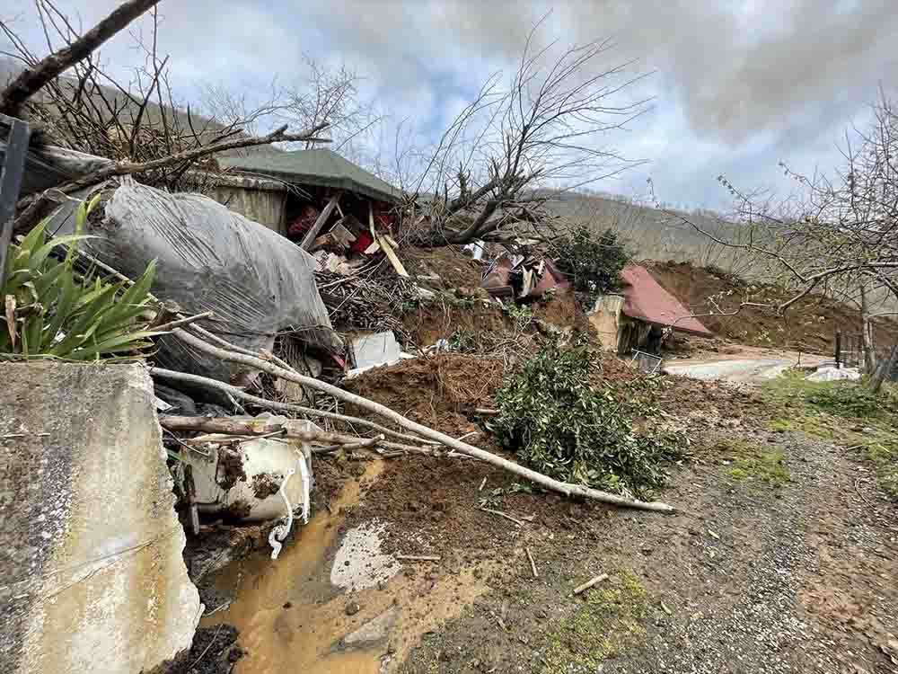 Ordu da heyelan sebebiyle 3 ev ve 1 ahır yıkıldı 
