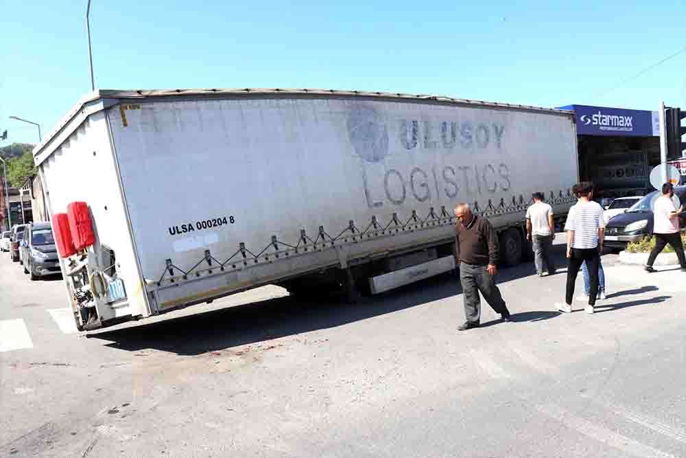 Ordu'da tırdan ayrılan dorse ulaşımı aksattı