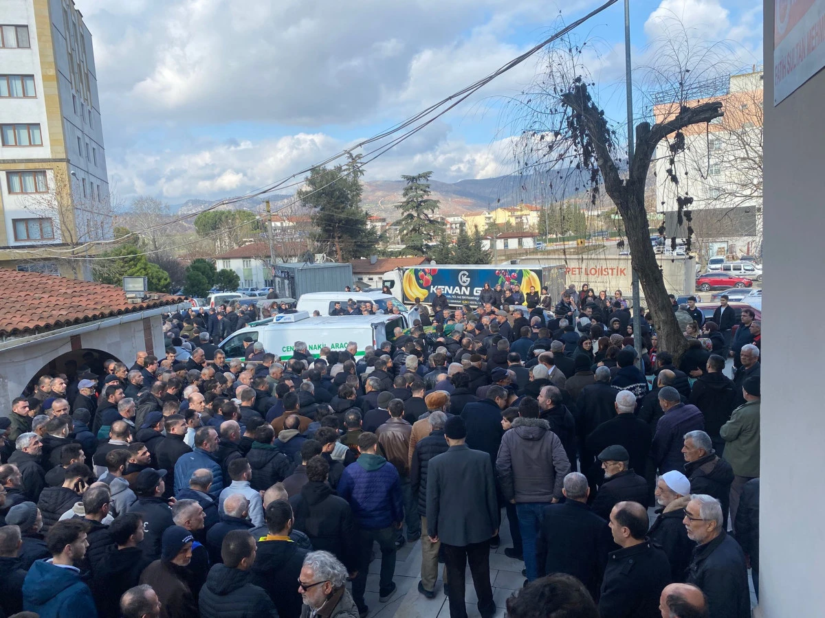 Otob&uuml;s Kazasında Hayatını Kaybeden Sudem &Ccedil;akmak ve Erdi Demirsoy Son Yolculuklarına Uğurlandı