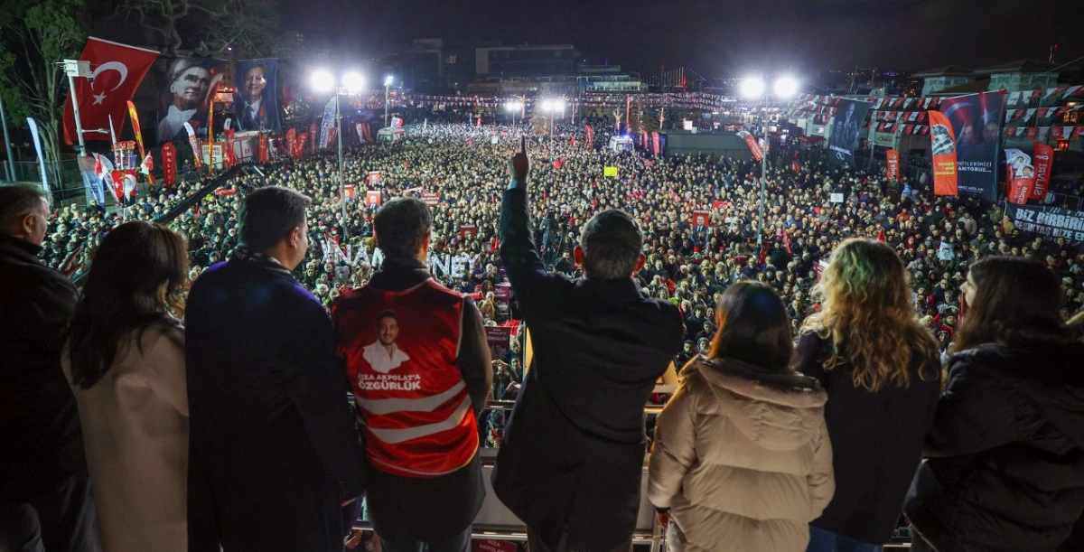 &Ouml;zel, Nasırlı Elleri &Ouml;p&uuml;yorum Diyerek Seslendi, Emekliye 20 Bin Lira Teklifiyle Alay Ediliyor