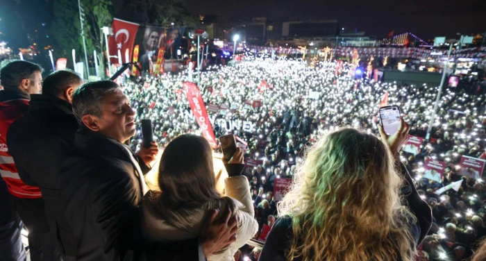 &Ouml;zel, Nasırlı Elleri &Ouml;p&uuml;yorum Diyerek Seslendi, Emekliye 20 Bin Lira Teklifiyle Alay Ediliyor