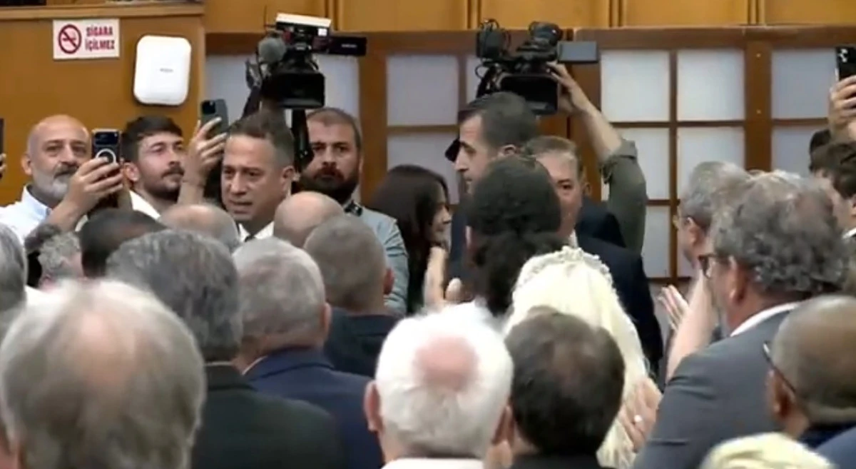 &Ouml;zg&uuml;r &Ouml;zel: Bazen Bir Kamyonet Kasasındayız Ama Milletin G&ouml;nl&uuml;ndeyiz