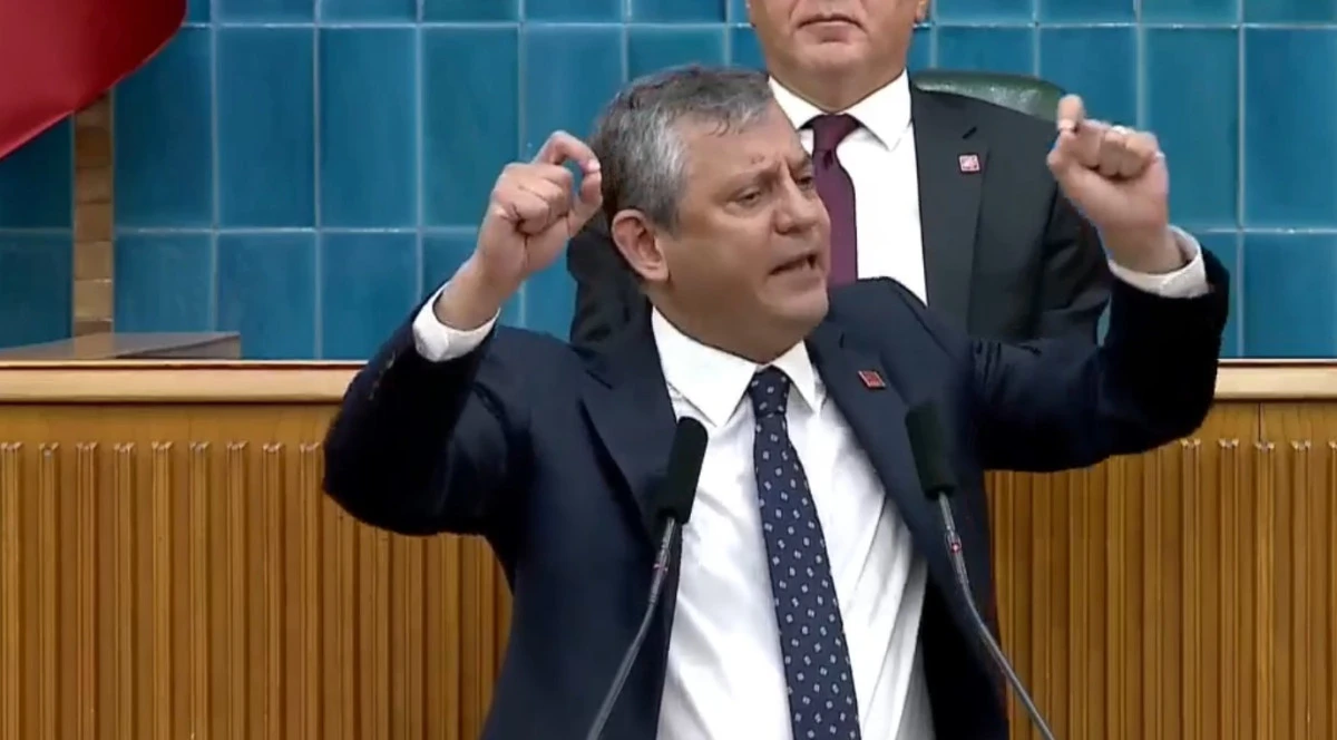&Ouml;zg&uuml;r &Ouml;zel İsmet İn&ouml;n&uuml; &Ouml;rneğiyle Siyasete Damga Vurdu!