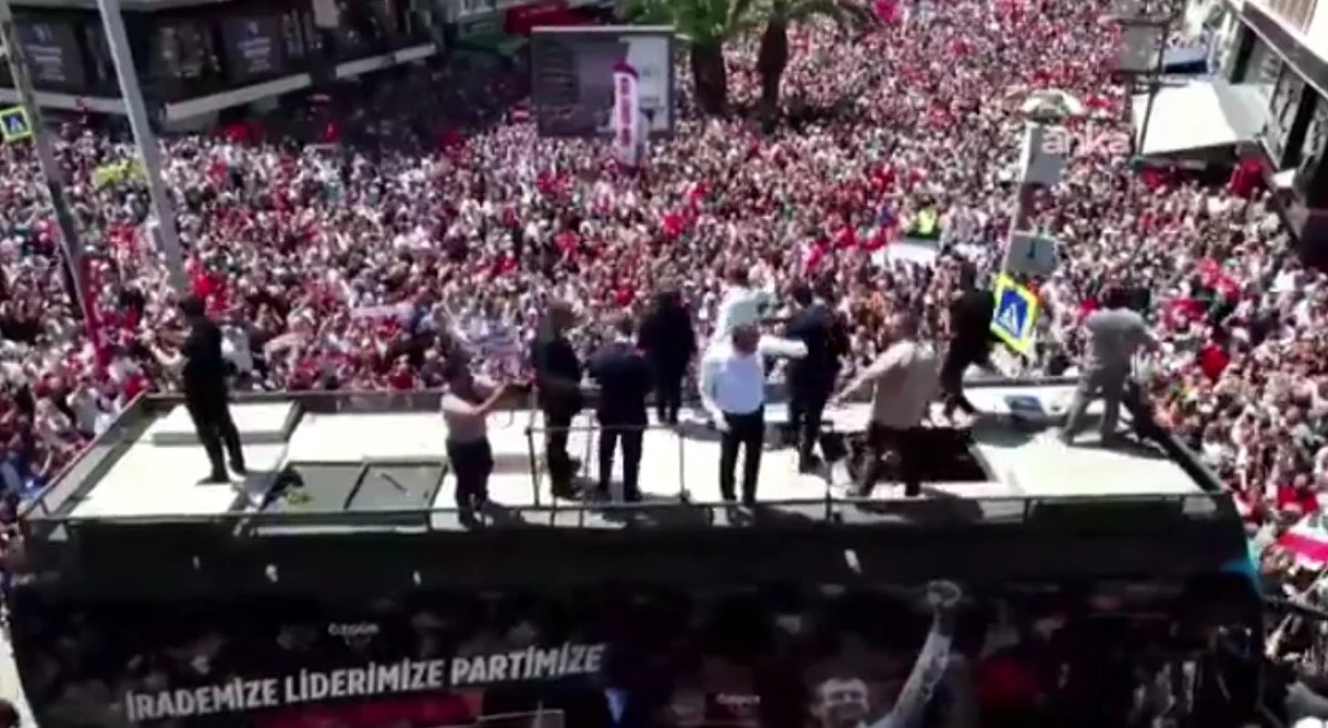 &Ouml;zg&uuml;r &Ouml;zel İzmir&rsquo;den Resti &Ccedil;ekti: İktidar Y&uuml;r&uuml;y&uuml;ş&uuml;n&uuml; Kimse Durduramaz