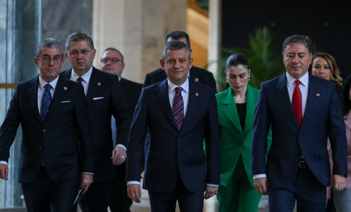 &Ouml;zg&uuml;r &Ouml;zel: Kimse Bu Yılın Ge&ccedil;en Yıldan Daha İyi Olacağı Masalına İnanmasın