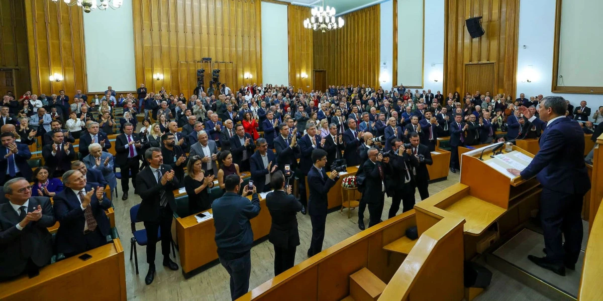 &Ouml;zg&uuml;r &Ouml;zel: TBMM Grup Toplantısında Birazcık Mert Olun, Gazetecilerle Uğraşmayın