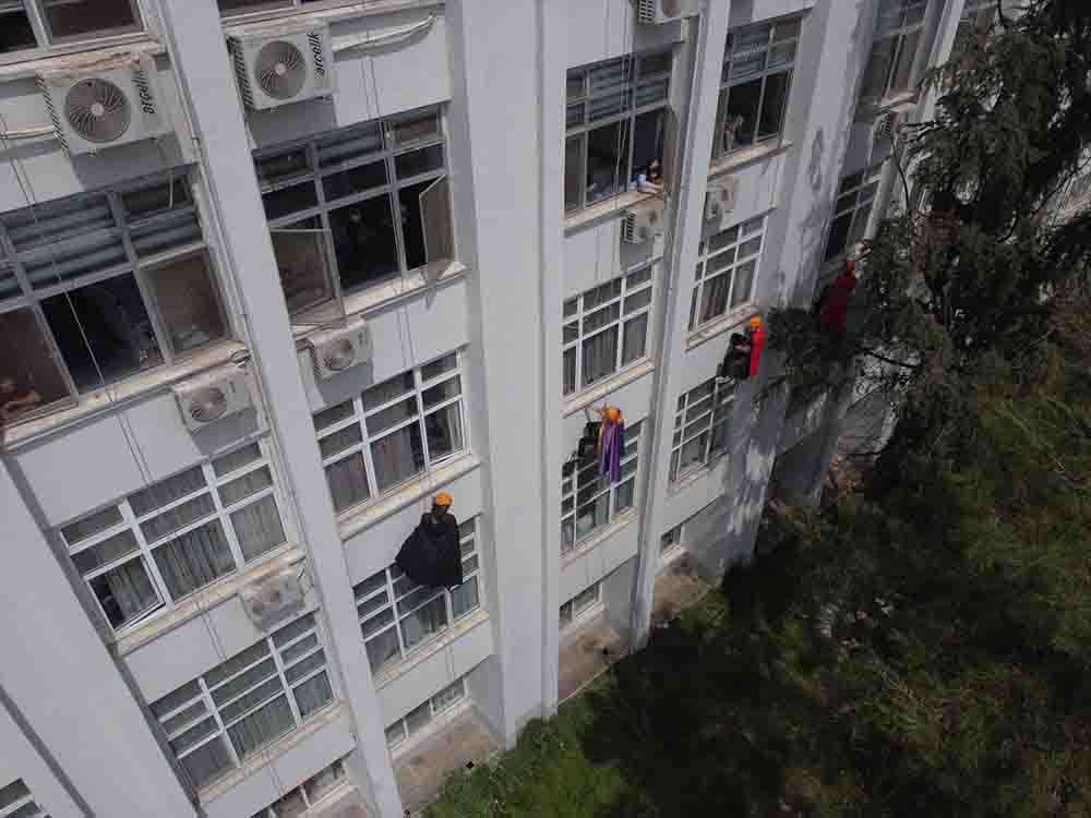 Pelerinli kahramanlar hastaneye tırmanarak hasta çocukları güldürdü