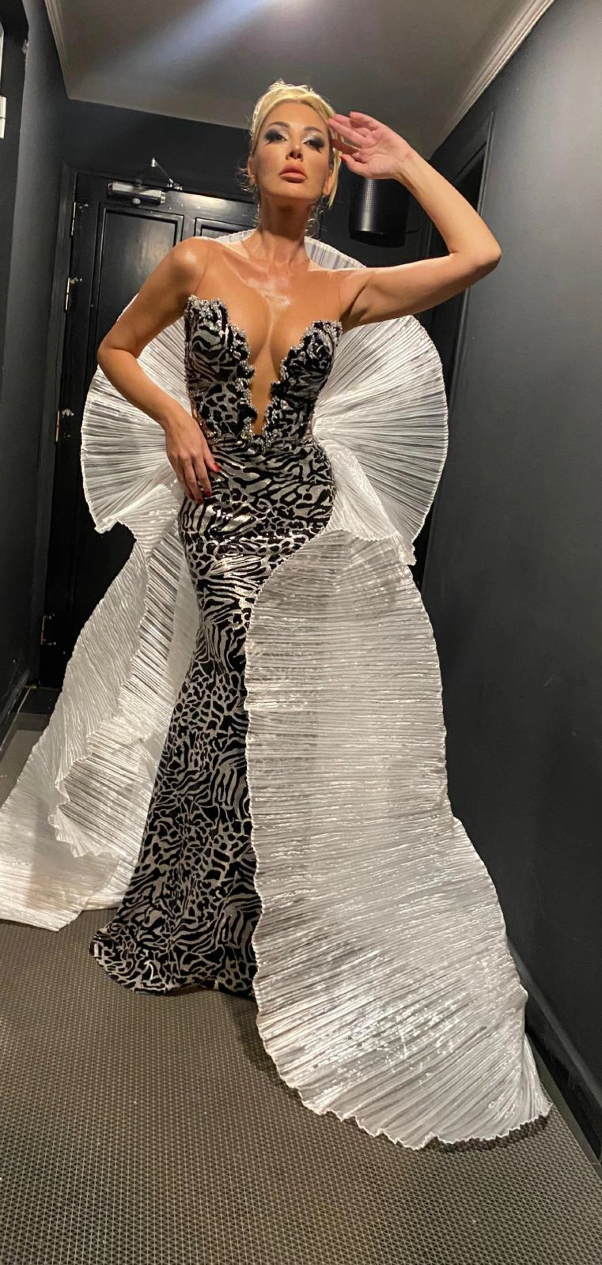 Petek Dinçöz, Hasan Altın İmzasıyla Parladı: “Siyah İnci” Sahneye Demir Attı!