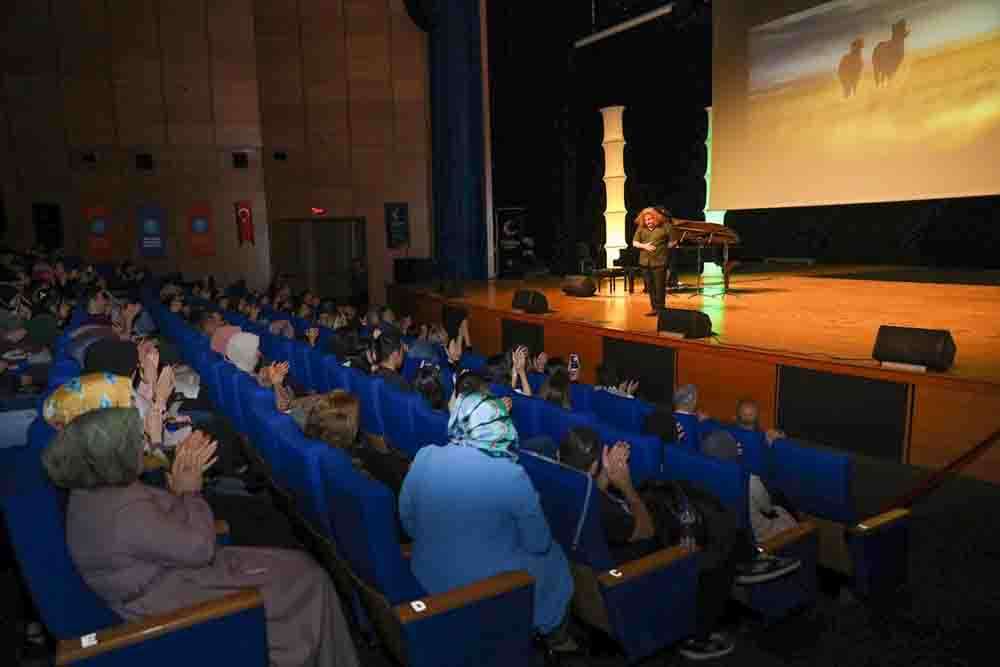 Piyanist Tuluyhan Uğurlu Diyarbakır'da konser verdi