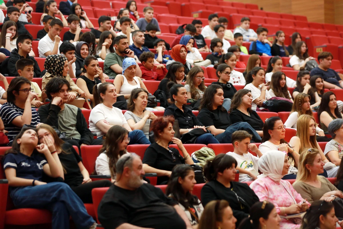 Prof. Dr. &Uuml;st&uuml;n D&ouml;kmen&rsquo;den  YKS  İ&ccedil;in Altın Tavsiyeler