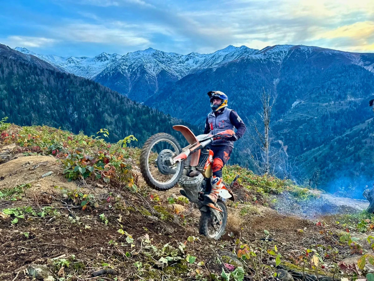 Rize Çayeli'nde Doğayla Mücadele: Zorlu Enduro Şampiyonası Başladı.