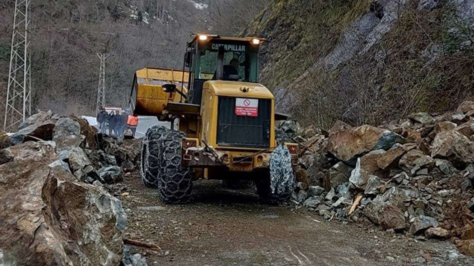 Rize'de heyelan nedeniyle Pazar-Hemşin yolu trafiğe kapandı
