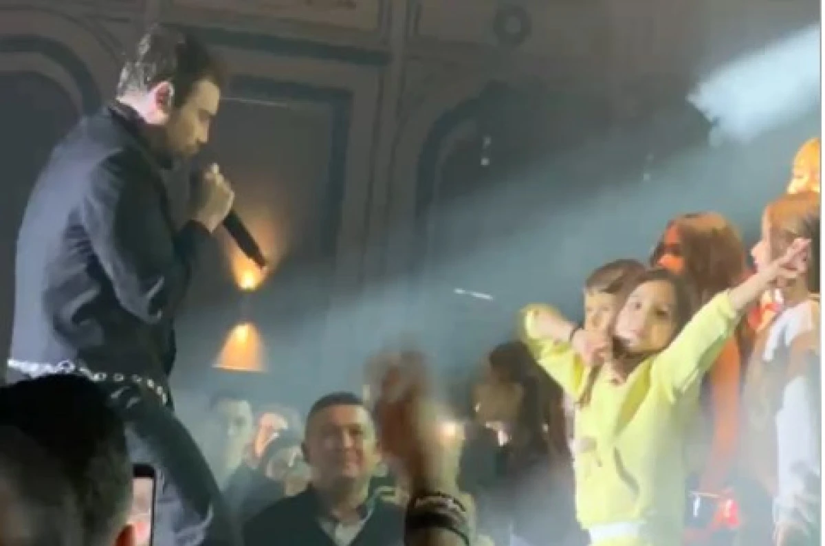 Sahne &Ccedil;ocukların: Murat Dalkılı&ccedil;&rsquo;tan Sıcacık Yılbaşı Anları