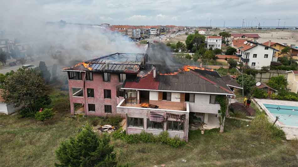 Sakarya Karasu'da 3 katlı villa yangını: Büyük çapta hasar