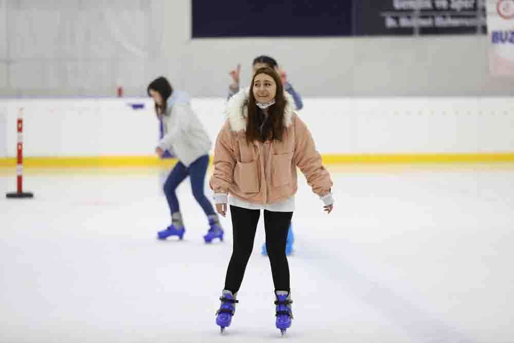 Samsun da gençler buz pateni ile tanıştı 