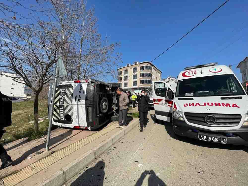 Samsun'da servis ile otomobil çarpıştı, 8'i öğrenci 12 kişi yara aldı. 