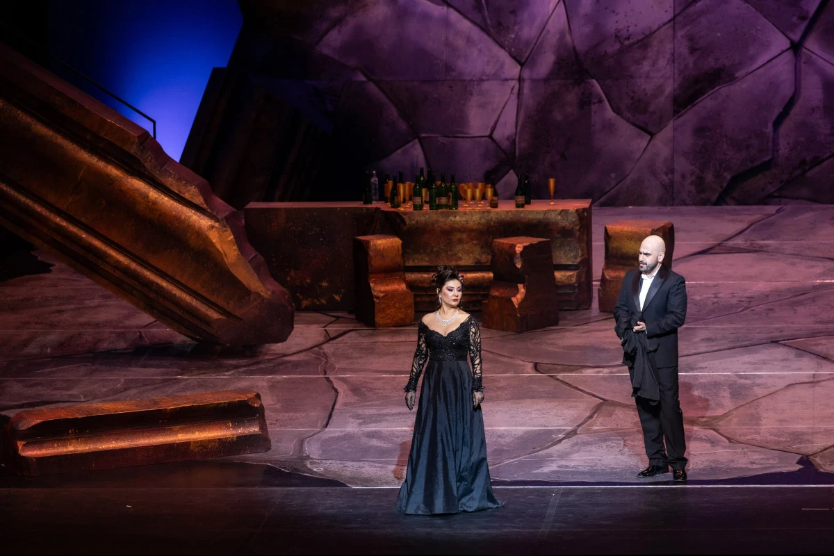 Sanatseverlerin beğenisini kazanan prod&uuml;ksiyonu La Traviata Operası, yeni senede