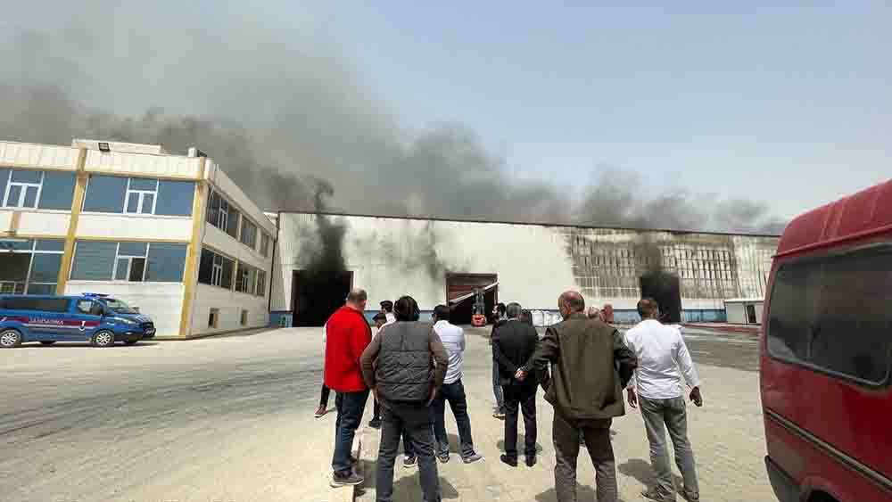 Şanlıurfa OSB'deki tekstil fabrikasında yangın çıktı