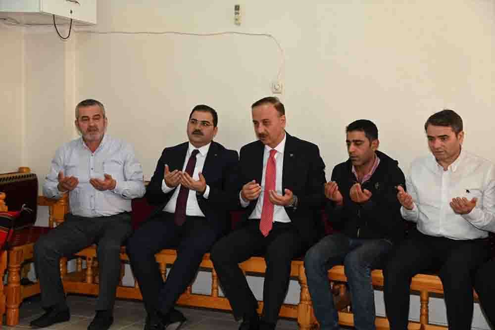 Şanlıurfa Valisi Erin, kanala düşen otomobilde ölen 5 gencin ailesini ziyaret etti