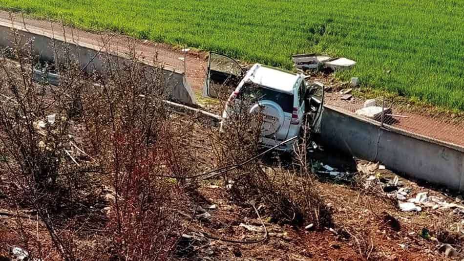 Şanlıurfa'da bariyerlere çarpan otomobildeki 4 İranlı yaralandı