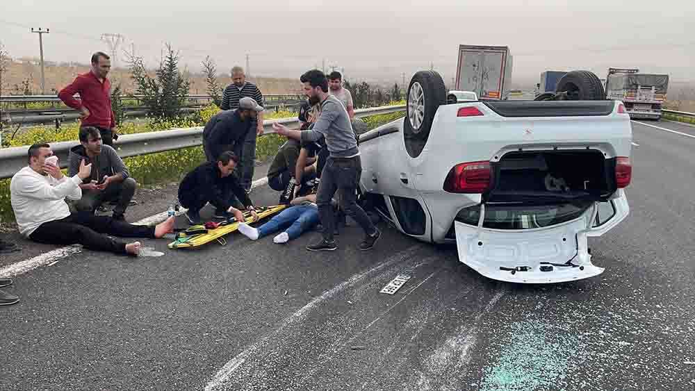 Şanlıurfa'da devrilen araçtaki 2 kişi yara aldı. 