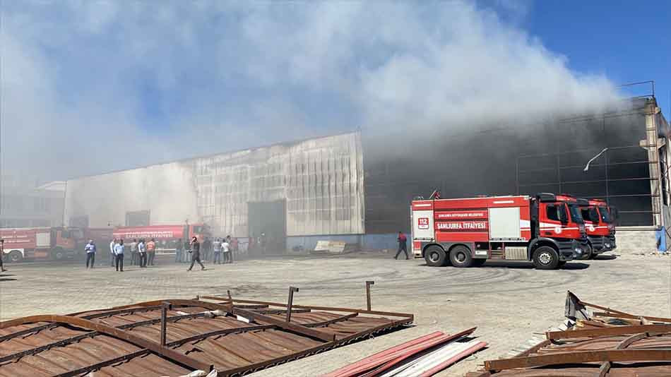 Şanlıurfa'da geri dönüşüm fabrikasında yangın