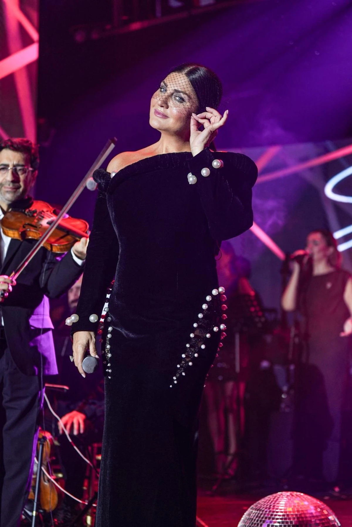Sibel Can Sahneye İnci İhtişamıyla Çıktı: Moda ve Müziğin Buluştuğu Unutulmaz Gece