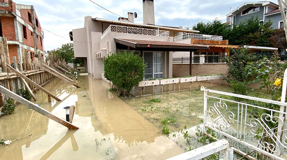 Silivri'de şiddetli sağanak, bazı evleri ve sokakları su altında bıraktı