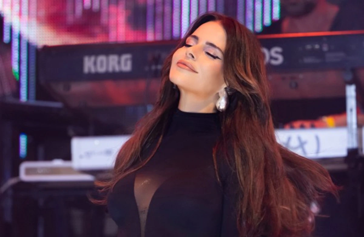 Simge, Enerjisiyle Büyüledi, Şimdi Yeni Albümünü Kutlamaya Hazırlanıyor!