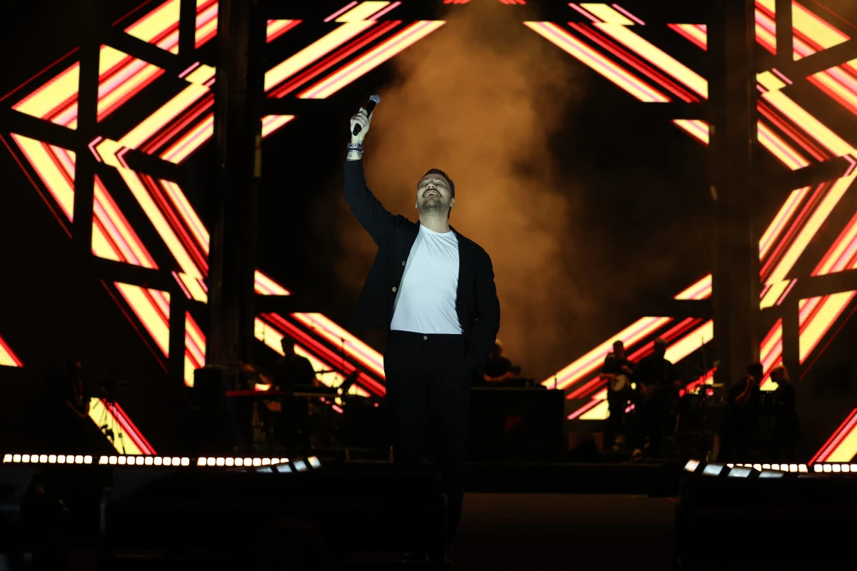 Sinan Ak&ccedil;ıl R&uuml;zgarı: Kılı&ccedil;arslan Şehir Meydanı&rsquo;nda İzdiham Yaratan Konser!