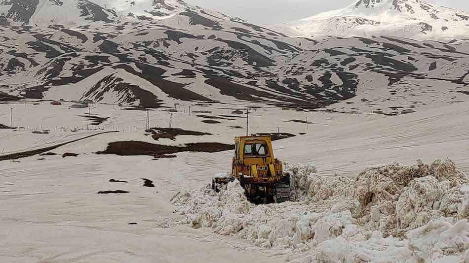 Şırnak'ta kar kalınlığının 5 metreyi aştığı Faraşin Yaylası'nın yolu ulaşıma açıldı