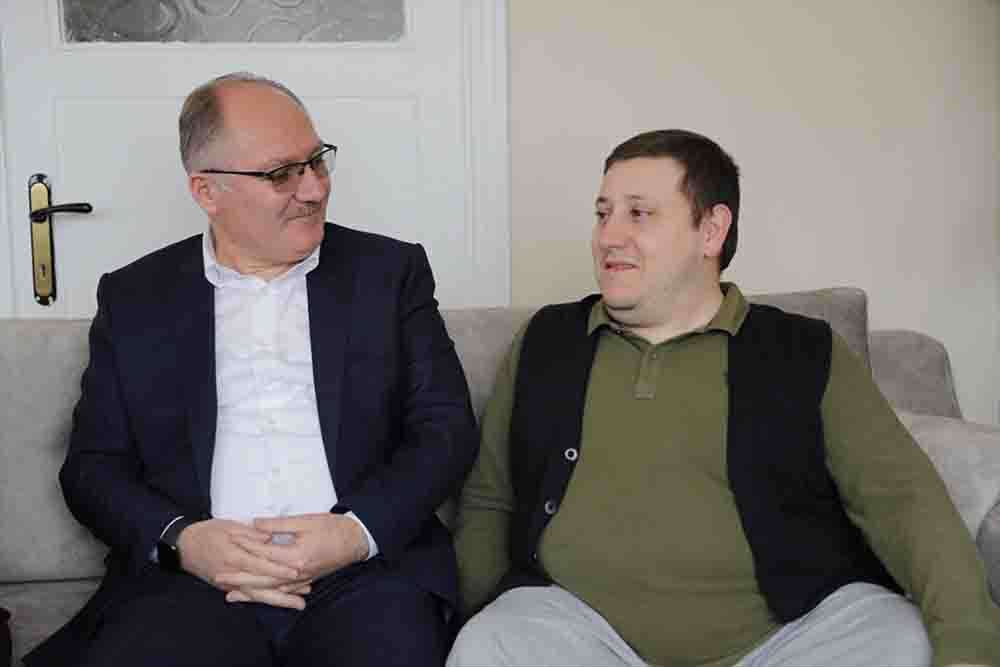 Sivas Belediyesi, engellinin yaşadığı binaya asansör yaptı